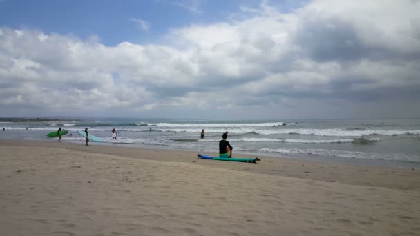 Pessoas Praia Tropical Bali — Vídeo de Stock