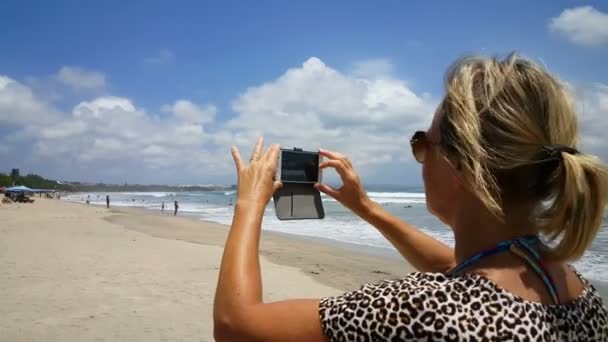 バリ島の熱帯のビーチの人々 — ストック動画