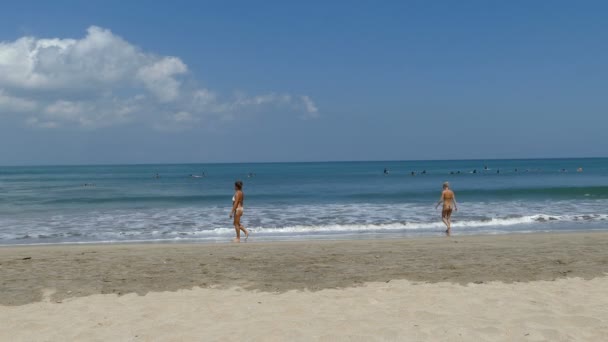 Gente Playa Tropical Bali — Vídeo de stock