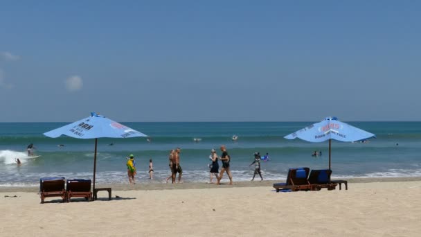 Gente Playa Tropical Bali — Vídeo de stock