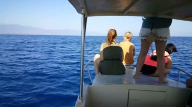 Turistler Lovina, Bali, teknede yunuslar fotoğraf çekmek