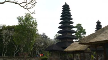 Garuda Wisnu Kencana de Lotus gölet, Zaman atlamalı