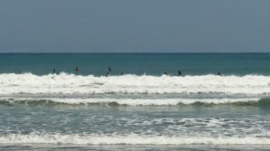 Dalga sörfçü deniz Kuta Beach, Bali