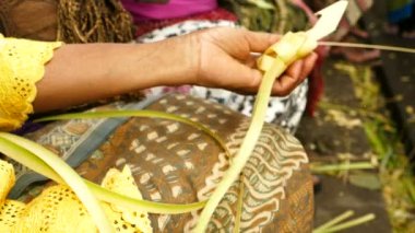 Bali dili kadınlar el kurban sepetleri, Bali yapacaklar