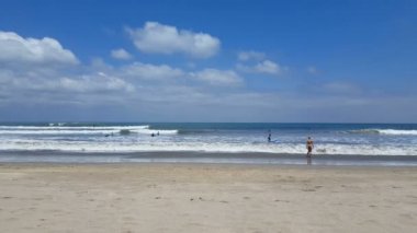 Plaj, Kuta, Bali üzerinde geçirerek adam