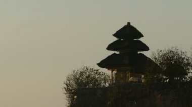 Garuda Wisnu Kencana de Lotus gölet, Zaman atlamalı