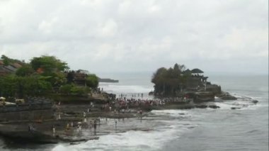 Çok turist Tanah Lot Tapınağı, Bali, Endonezya, zaman atlamalı