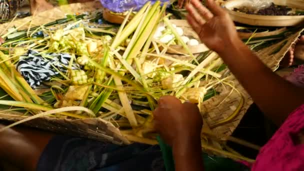 Balinese Mulheres Mãos Fazer Cestas Sacrifício Bali — Vídeo de Stock