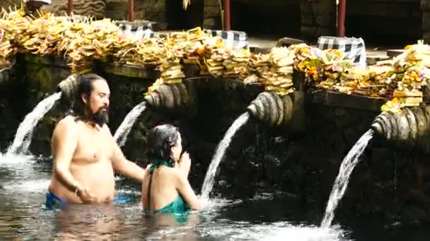 Familias Balinesas Identificadas Acuden Templo Del Agua Manantiales Sagrados Tirta — Vídeo de stock