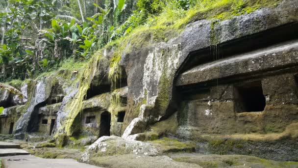 巴厘岛乌拉洛高宜寺历史遗迹小瀑布 — 图库视频影像