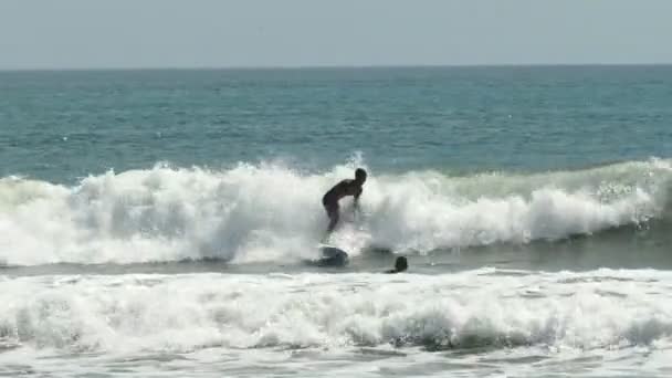 巴厘岛库塔海滩海浪冲浪者 — 图库视频影像