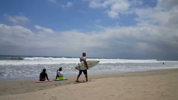 Surfistas Olas Mar Playa Kuta Bali — Vídeo de stock