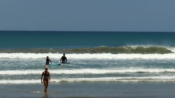 Sexy Surferin Strand Von Kuta Bali — Stockvideo