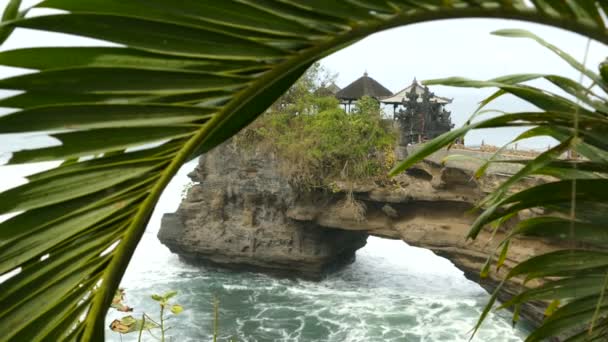 インドネシア バリ島のヤシの木の後ろにあるPura Penataran Luhur寺院 — ストック動画