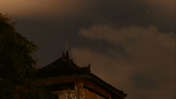 Sterren Wolken Boven Tempel Dak Indonesië Time Lapse — Stockvideo