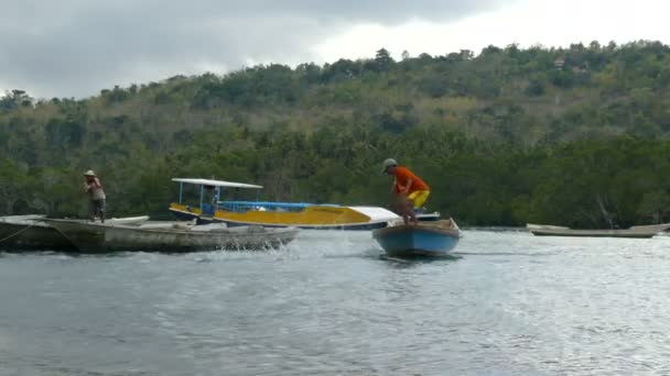 Fischer Bei Der Arbeit Der Gelben Brücke Limongan Bali — Stockvideo