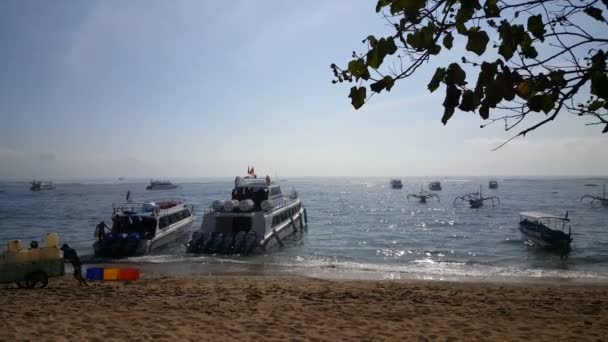 Ferry Boats Ready Leaving Lembongan Island — Stock Video