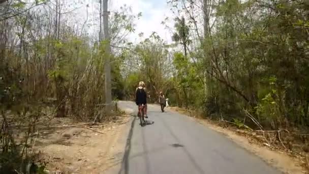 Femme Blonde Européenne Faisant Vélo Sur Île Lembongan — Video