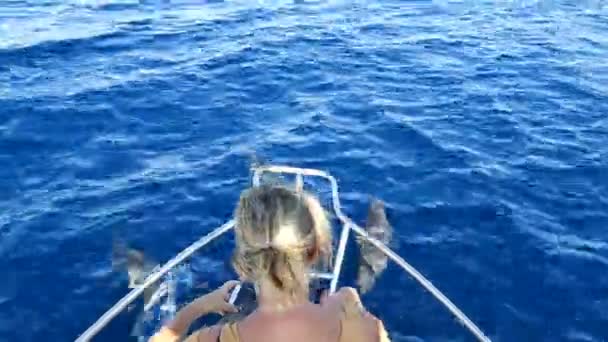 Mulher Europeia Loira Tirar Fotos Móveis Golfinhos Frente Barco — Vídeo de Stock