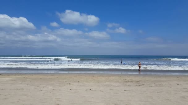 Homem Que Passa Praia Kuta Bali — Vídeo de Stock