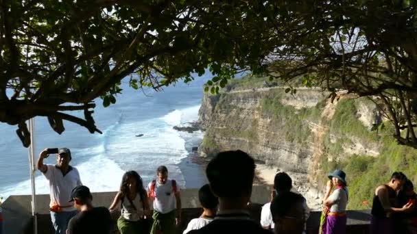 Mensen Lotus Pond Bij Garuda Wisnu Kencana — Stockvideo