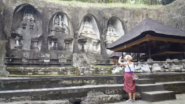 Mulher Tirar Foto Frente Gunung Kawi Temple Ubud Bali — Vídeo de Stock