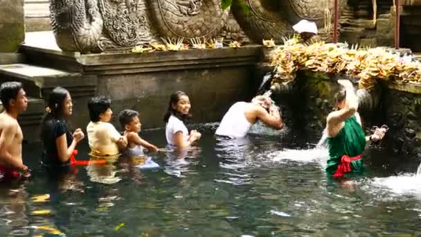 Ritual Purificación Del Agua Templo Tirta Empul Bali — Vídeo de stock