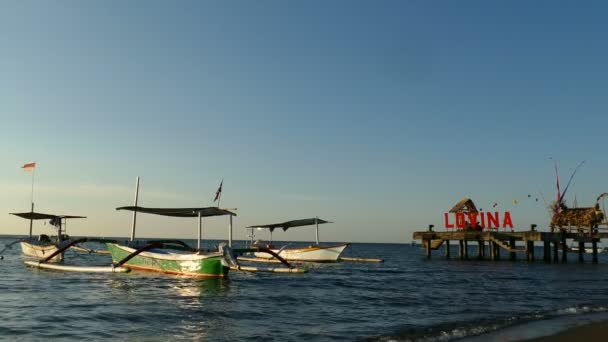 Båtar Lovina Beach Med Skylt Vid Solnedgången Bali Indonesien — Stockvideo