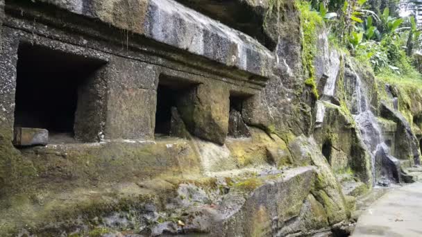 Små Vattenfall Från Historiska Reliker Vid Gunung Kawi Tempel Bali — Stockvideo