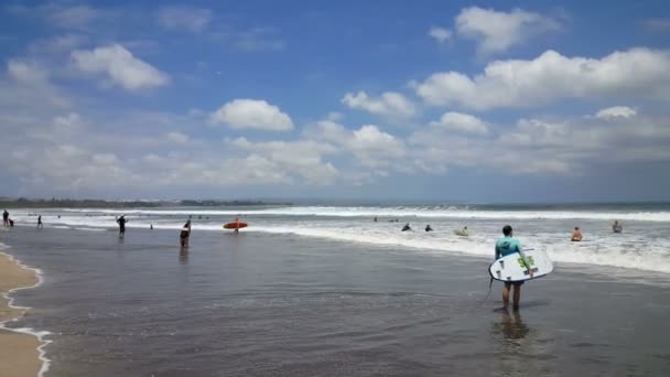 Surfistas Olas Mar Playa Kuta Bali — Vídeo de stock