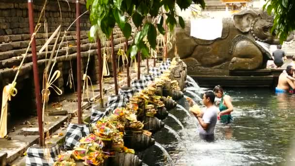 Kimliği Belirsiz Balinese Aileler Için Kutsal Yaylar Tapınağı Tirta Empul — Stok video