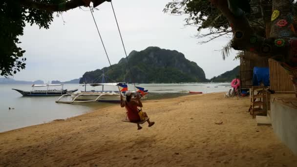 フィリピンのビーチの残りの部分を持つ女性 — ストック動画