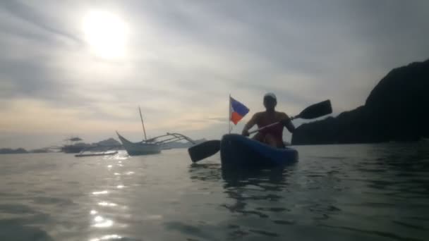 Mulher Montando Barco Manila Philipinnes — Vídeo de Stock