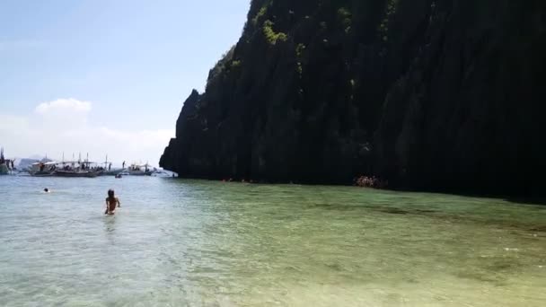 Mujer Descansando Playa Philipinnes — Vídeo de stock