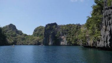 El Nido Adası'nda tekne ile büyük lagün gidiş