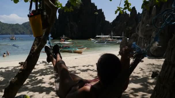 Žena Relaxovat Houpací Síti Pláži Nido Philipinnes — Stock video