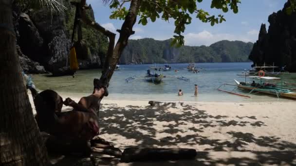 Жінка Відпочити Гамаку Пляжі Nido Philipinnes — стокове відео
