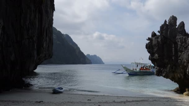 Eilanden Boot Helder Water Het Heiligdom Van Matinloc Beach — Stockvideo