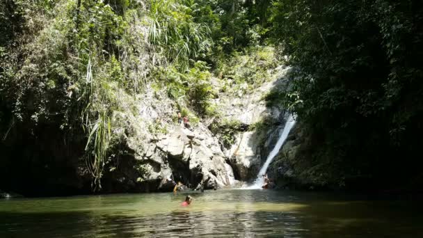 Increíble Cascada Fría Philipinnes — Vídeo de stock