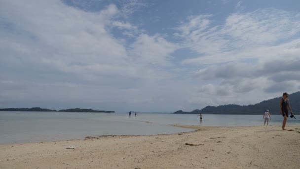 Pessoas Que Têm Descanso Perto Praia Nido — Vídeo de Stock