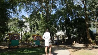 Park, Manila, Philipinnes yürüyen kadın