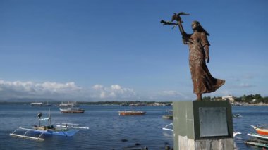 Muhteşem manzaralı Puerto Princesa tarihinde Philipinnes heykelinin Baywalk üzerinde