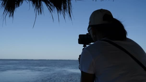 女性は フィリピン プエルト プリンセサ ビーチにモービルの写真を撮る — ストック動画