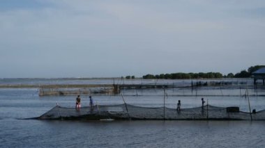 Balık ağları üzerinde kumlu plaj, Puerto Princesa, Philipinnes