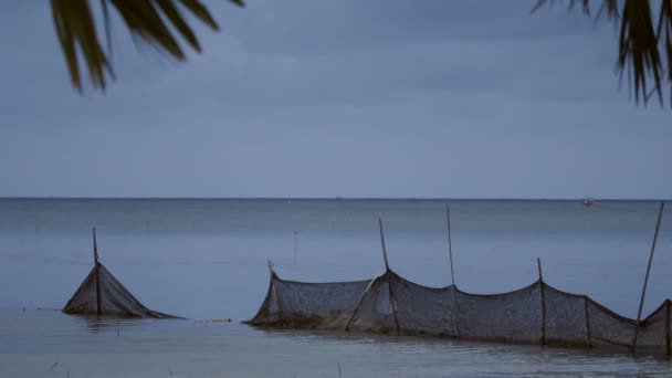 Balık Ağları Üzerinde Kumlu Plaj Puerto Princesa Philipinnes — Stok video