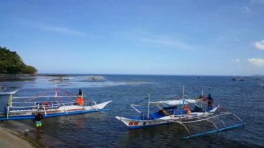 Turistlere tekne turu. El Nido Adaları  
