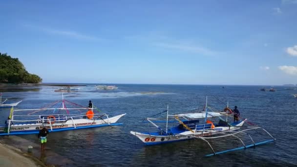 Turistas Viagem Barco Ilhas Nido — Vídeo de Stock