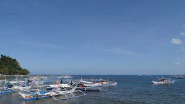 Turistlere tekne turu. El Nido Adaları  