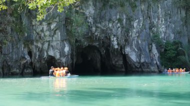 Turistlere tekne turu. El Nido Adaları  