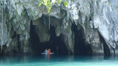 Turistler içinde yeraltı nehir tekne, Sabang, Filipinler gidiyor
